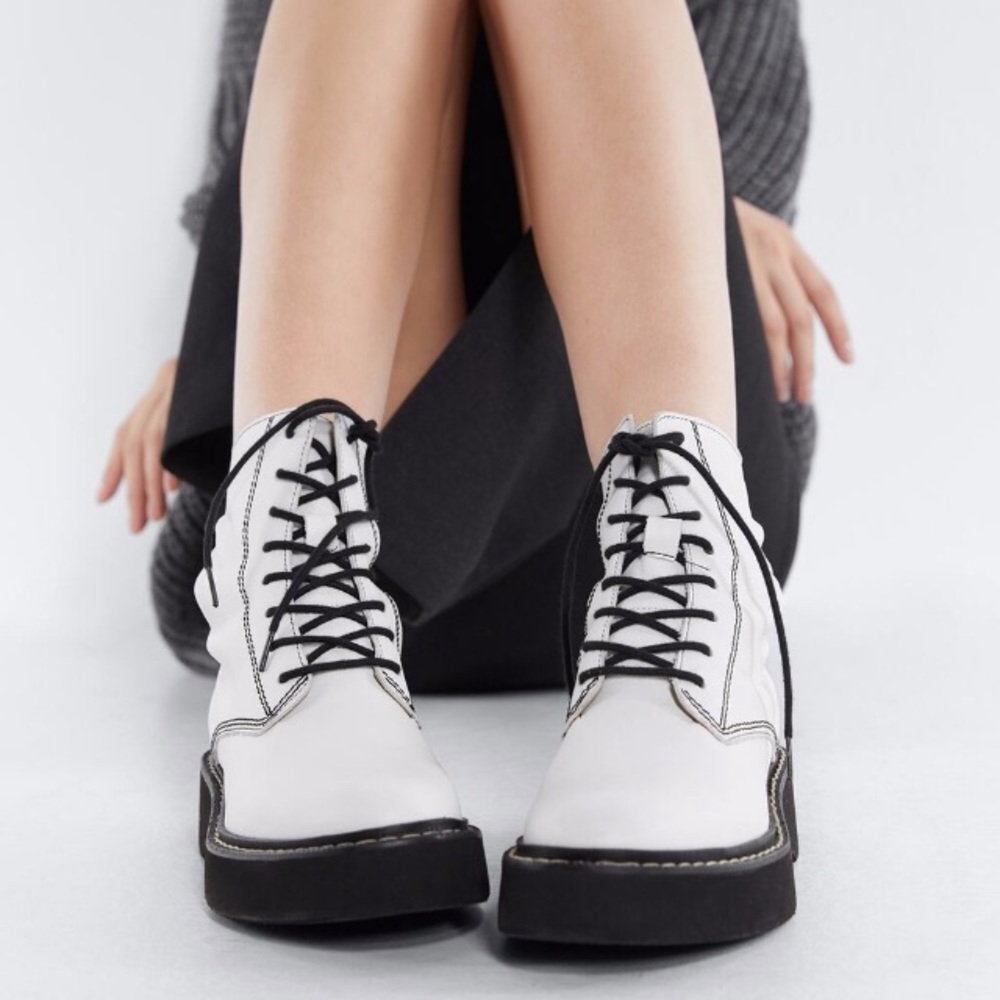 Zara white leather flat ankle boots w/ lug soles - Picture 2 of 8